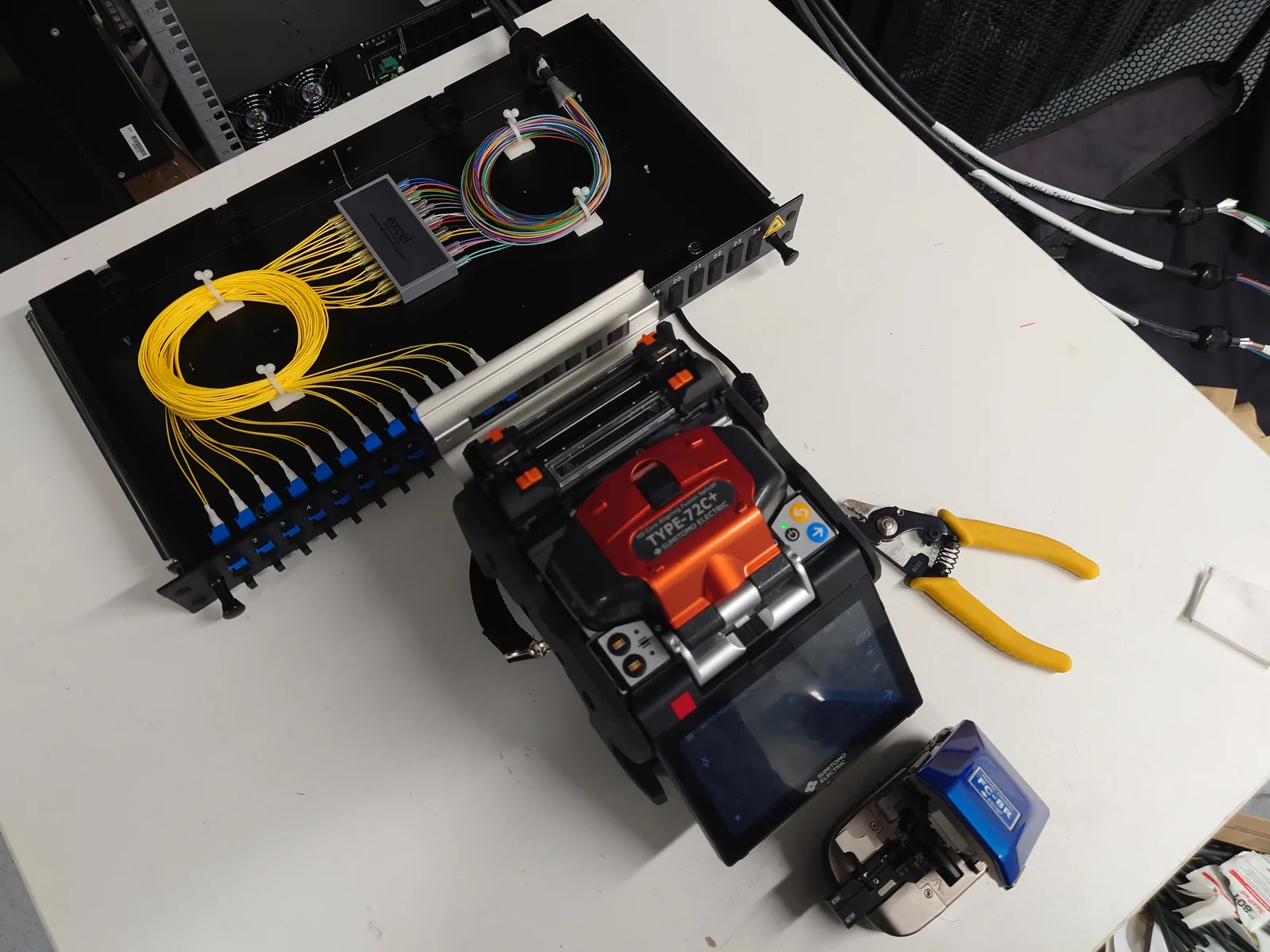 Fibre preparation and fusion-splicing equipment