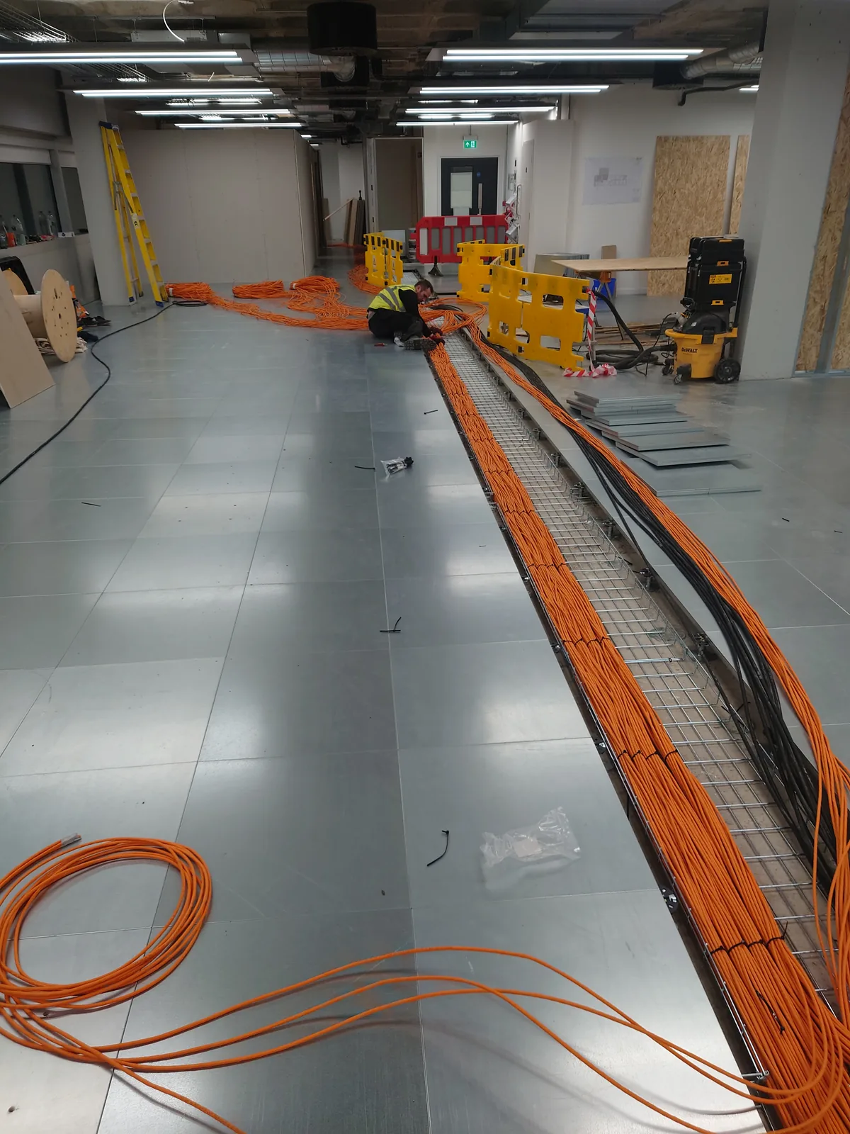 Underfloor data cabling coordinated with the fit-out